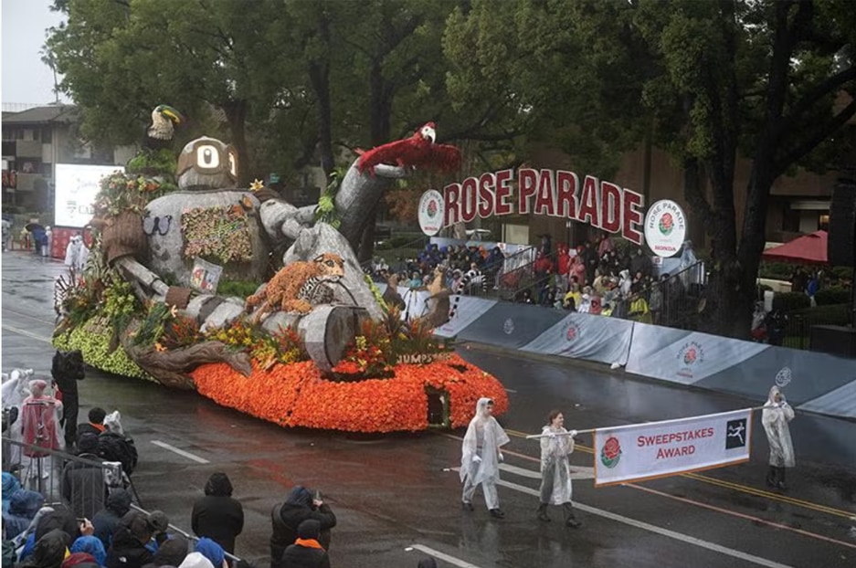 Cal Poly Pomona and Cal Poly San Luis Obispo students building the Jungle Jumpstart float for the 137th Rose Parade, using closed cell spray foam with Solstice LBA