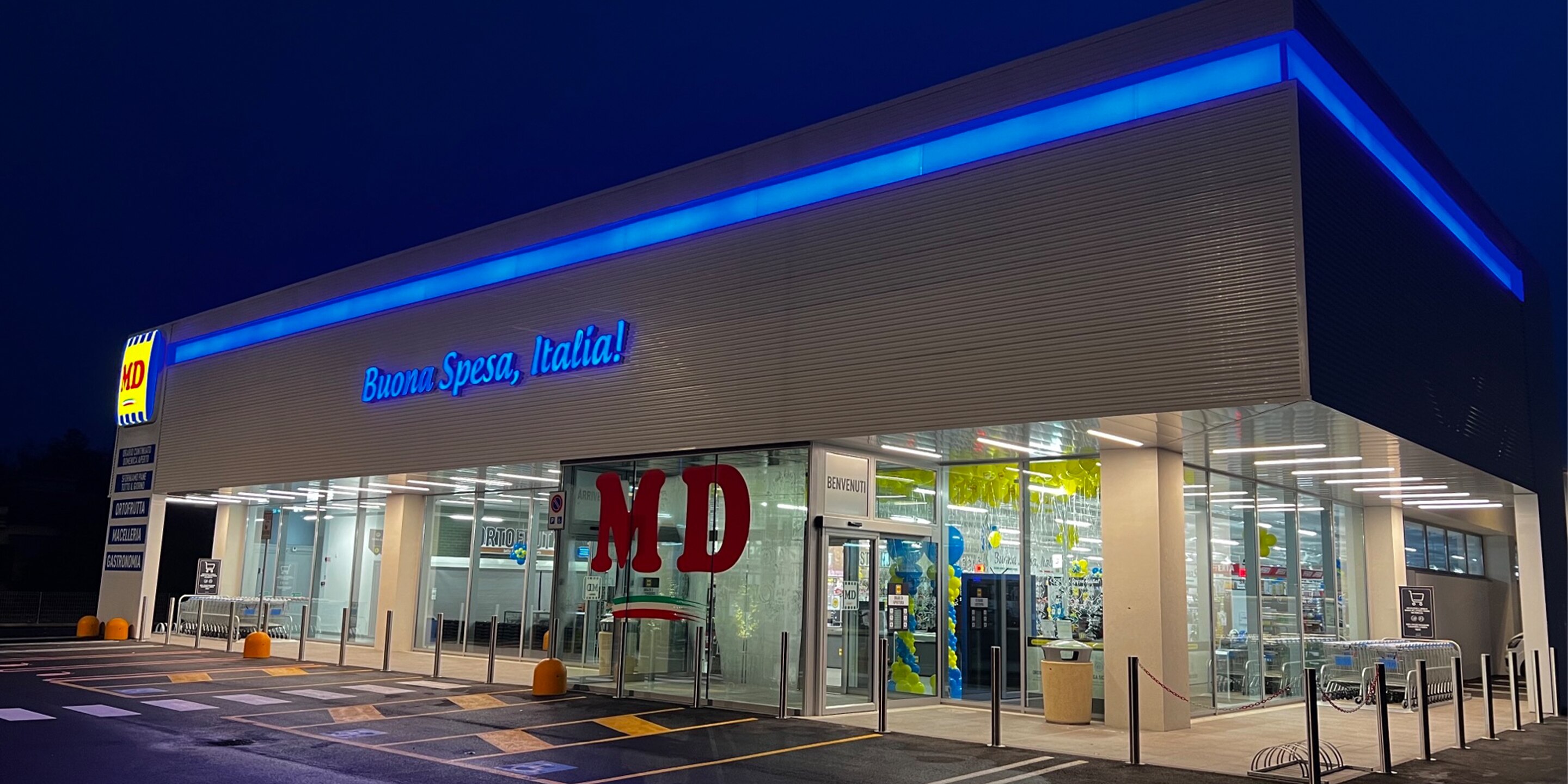 A2L refrigerants for supermarkets - image of a modern supermarket aisle with energy-efficient lighting and refrigeration systems.